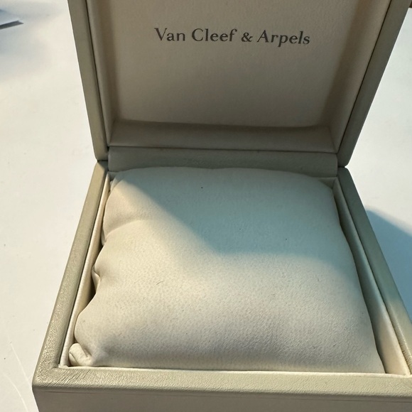 Van Cleef & Arpels Cream Jewelry Box - Picture 6 of 9